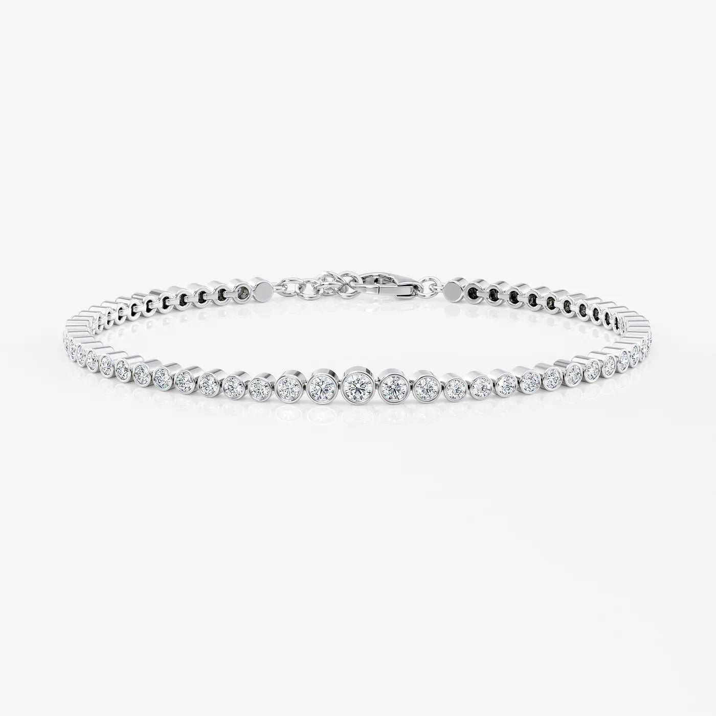 Graduated Diamond Tennis Bracelet in 18K Gold